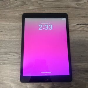 Second generation I pad. Very slightly used by cosmetology student. 17.0.3